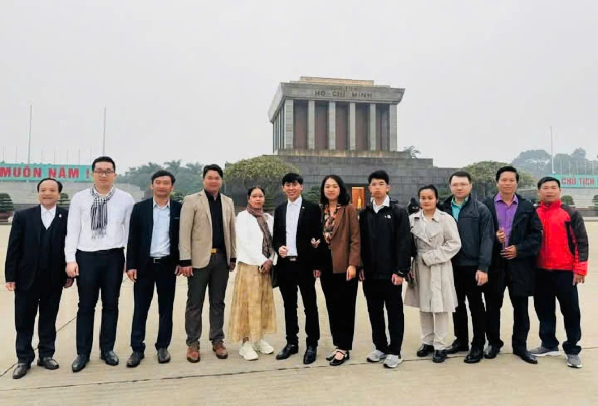 Dai Viet Education System Solemnly Attends The Flag-Raising Ceremony At The President’s Mausoleum