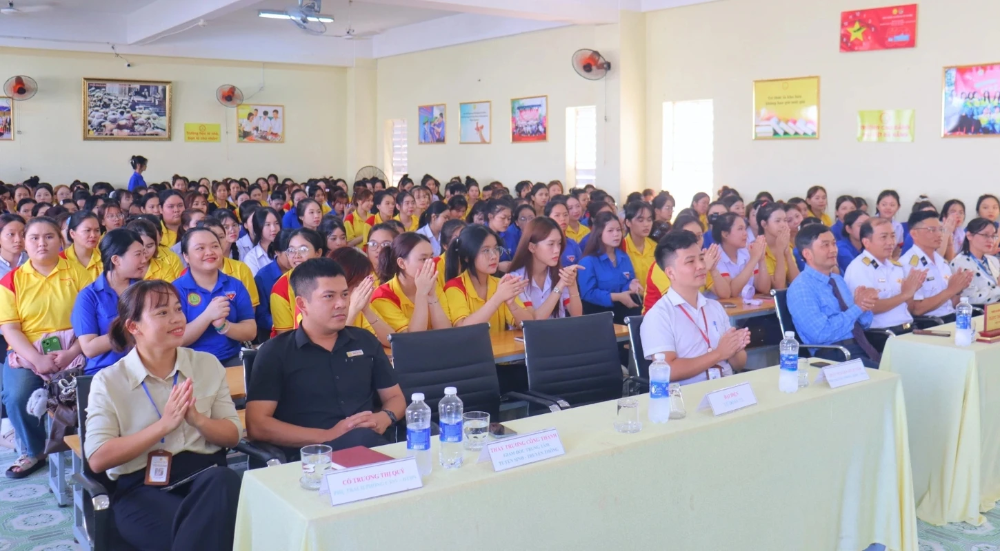 Dai Viet Youth Participate in Field Experience at Naval Brigade 172
