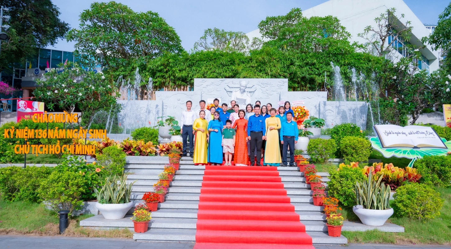 DAI VIET YOUTH: RESPECTFULLY OFFERING FLOWERS TO UNCLE HO
