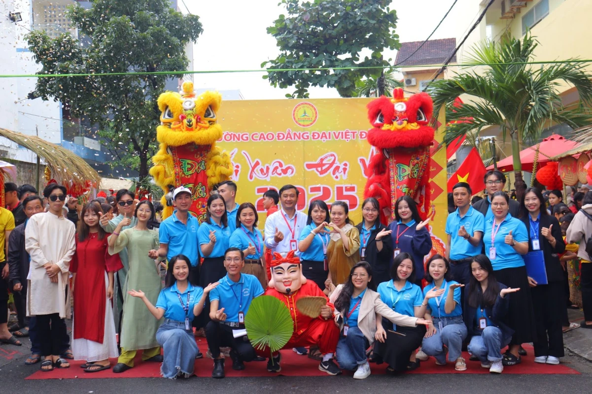 Recreating the Atmosphere of Traditional Tet at the Dai Viet Spring Festival 2025