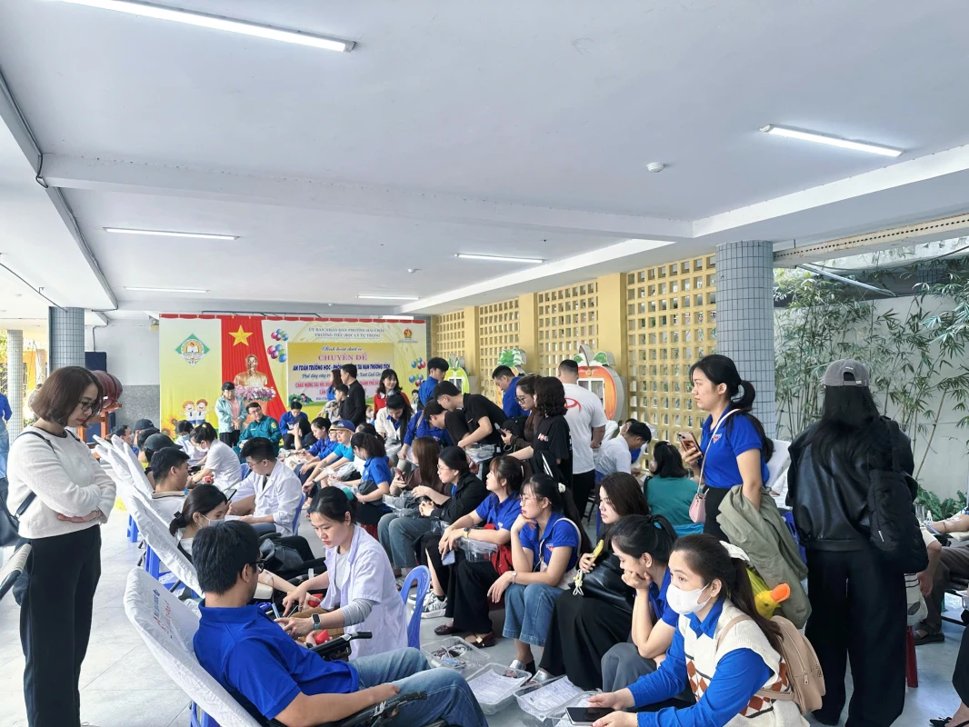 Student Affairs & Business Cooperation Office Accompanies Students in Voluntary Blood Donation Activities