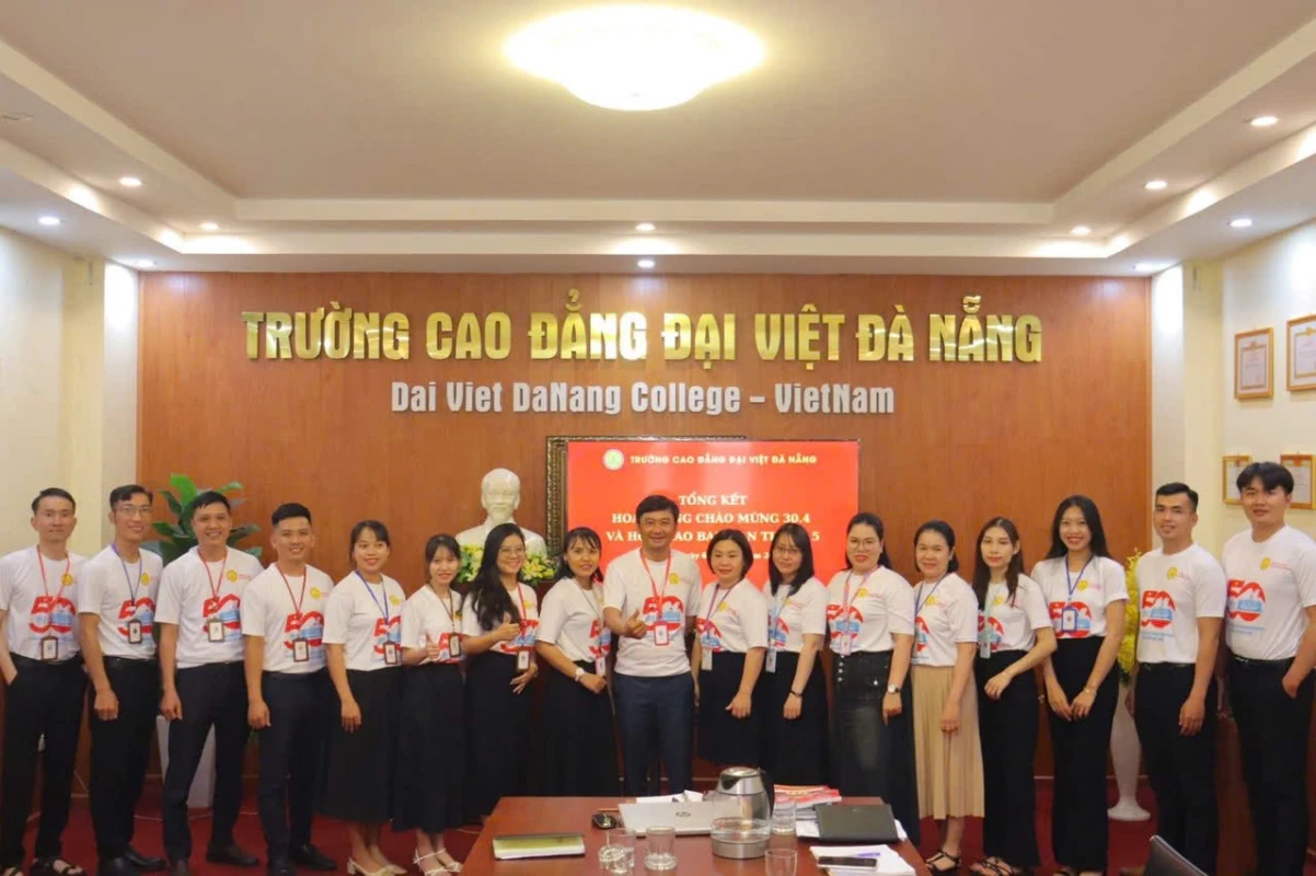 Students of Dai Viet Da Nang College with a series of events celebrating the 50th anniversary of the Liberation of the South and National Reunification
