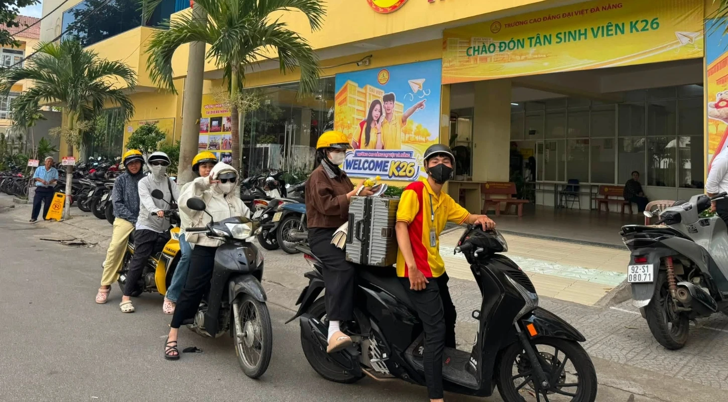 SUPPORTING NEW STUDENTS Dai Viet Da Nang College Youth Union Supports Enrollment and Safe Accommodation