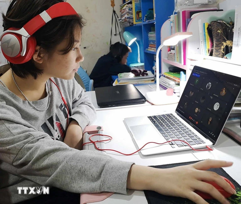 Hanoi students participating in online learning.