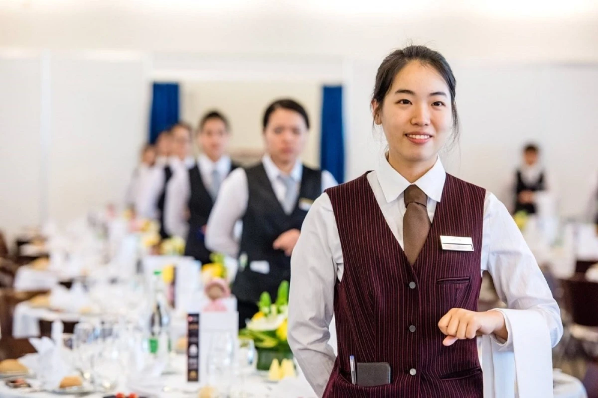 EXPLORING RESTAURANT SERVICE OPERATIONS  IN THE HOTEL MANAGEMENT INDUSTRY