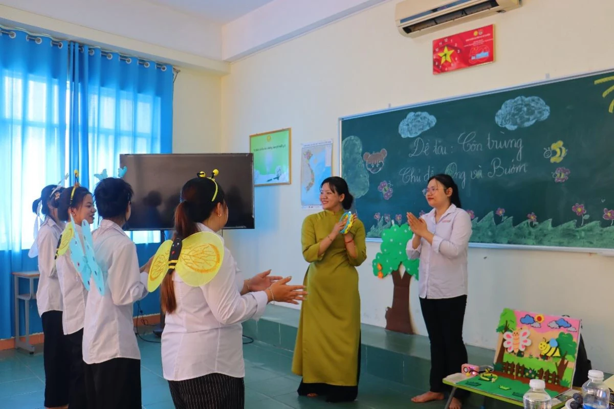 OUTSTANDING PERFORMANCE BY BRIDGING AND SECOND-DEGREE PEDAGOGY STUDENTS IN THEIR GRADUATION THESIS DEFENSE